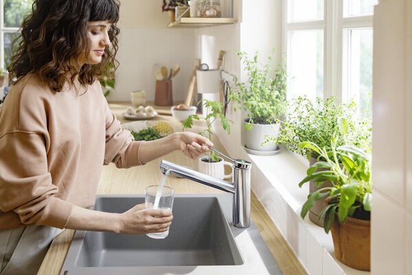 Hansgrohe Zesis M33 kuchyňská baterie stojící chrom 74802000