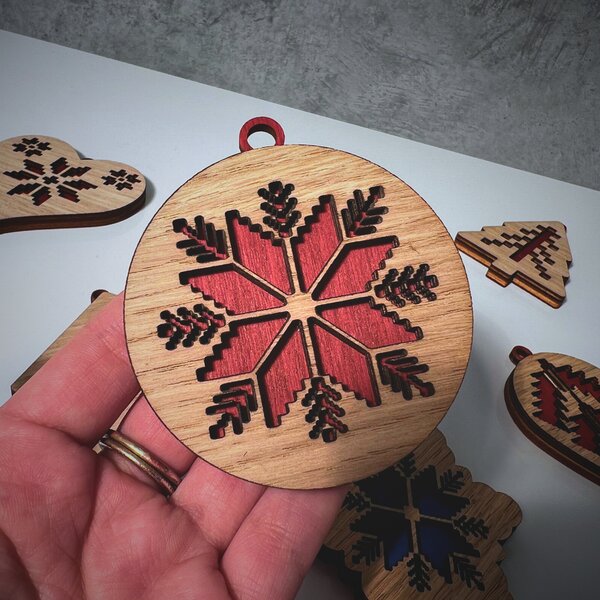 Wooden Mooden Dřevěné vánoční ozdoby Folklor (červený podklad) Tvar: domeček