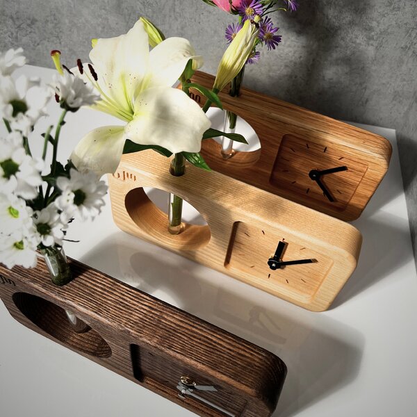 Wooden Mooden Stolní dřevěné hodiny s ampulkou na květiny Materiál: Mořený jasan