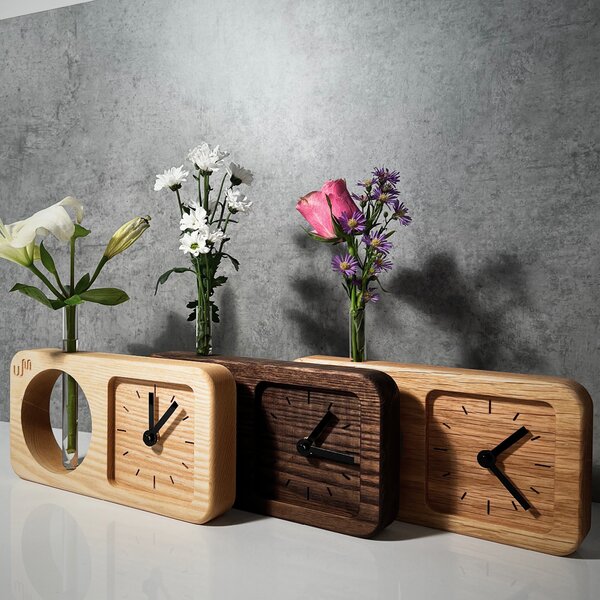 Wooden Mooden Stolní dřevěné hodiny s ampulkou na květiny Materiál: Mořený jasan