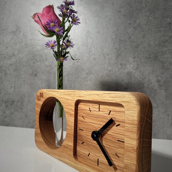 Wooden Mooden Stolní dřevěné hodiny s ampulkou na květiny Materiál: Mořený jasan