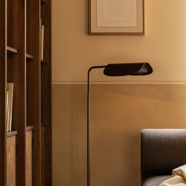 Audo Copenhagen Stojací lampa Wing, bronzová, výška 113 cm, výškově nastavitelná, stmívatelný, Bronz / starožitná mosaz, Obývací pokoj / jídelna, Hliník, Design