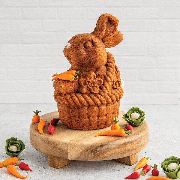 3D forma na velikonoční dort Nordic Ware Bunny in Basket, 2,4 l, karamelová | prémiová forma na pečení 96648