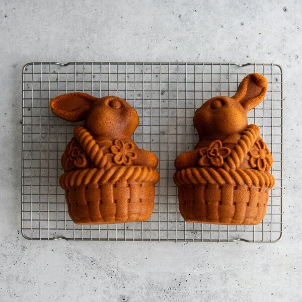 3D forma na velikonoční dort Nordic Ware Bunny in Basket, 2,4 l, karamelová | prémiová forma na pečení 96648