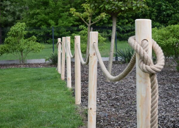 TIMBERMIK Dřevěný Plot 6× Dřevěný Kůl Ø8×120 cm + 12 m Jutového Lana Neimpregnovaný Staketový Plot Zahradní Plot Plotové Prvky Z Masivního Dřeva