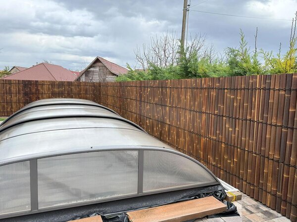 Panel z půlkruhových tmavě hnědé barvy 90 × 270 cm (bambusový plot)