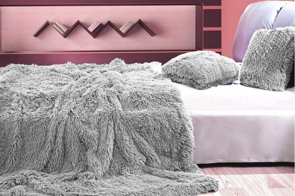 Deky jako chlupaté přehozy šedé barvy na postel 150 x 200 cm