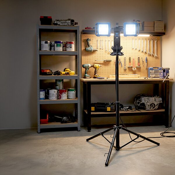 SOLIGHT Duální teleskopický 62-152cm LED reflektor se zásuvkou 2x30W 5400lm 4000K IP54