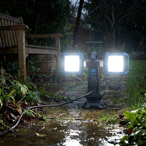 SOLIGHT Duální přenosný LED reflektor se zásuvkou 2x30W 5400lm 4000K IP54