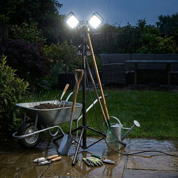 SOLIGHT Duální teleskopický 62-152cm LED reflektor se zásuvkou 2x30W 5400lm 4000K IP54
