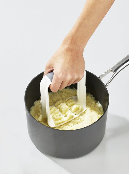 Bílé šťouchadlo na brambory Joseph Joseph Easy-Mash
