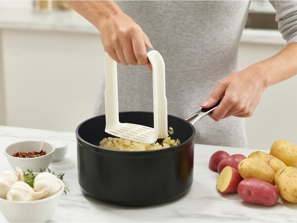 Bílé šťouchadlo na brambory Joseph Joseph Easy-Mash
