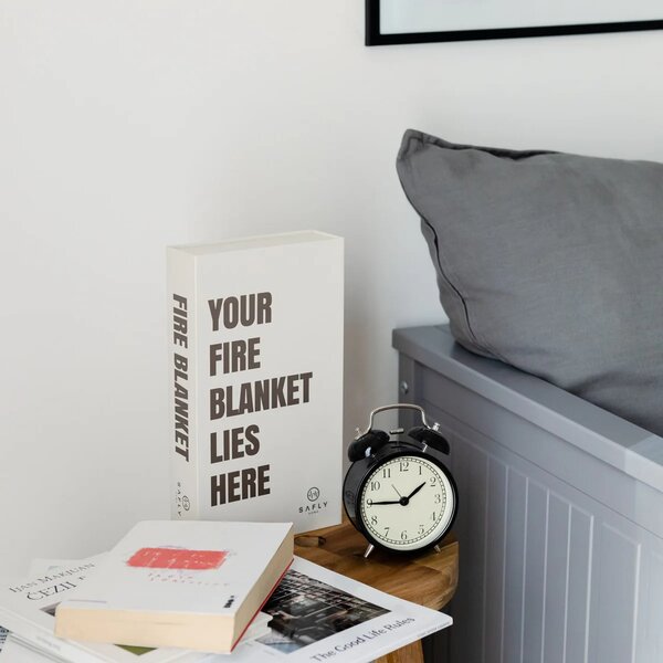 Designová hasicí deka v knize SAFLY HOME - White SH102