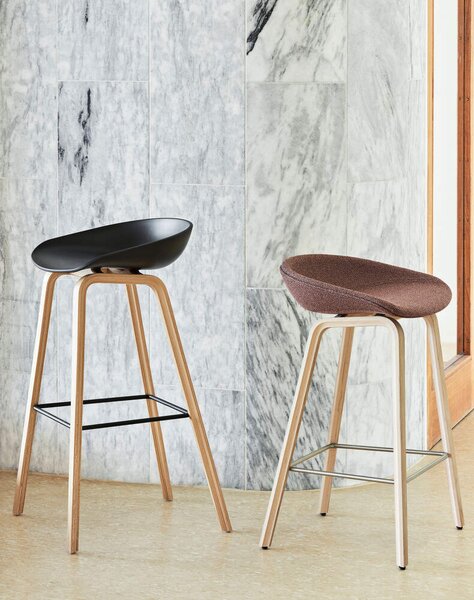 HAY Barová stolička AAS 32 Low Lacquered Oak Veneer, black