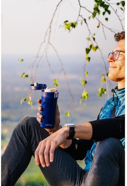 Tmavě modrý cestovní termohrnek Vialli Design Fuori, 400 ml