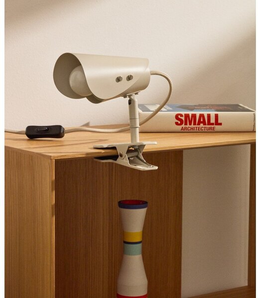 Světle šedá kovová stolní lampa s klipem (výška 16 cm) Jula – Kave Home
