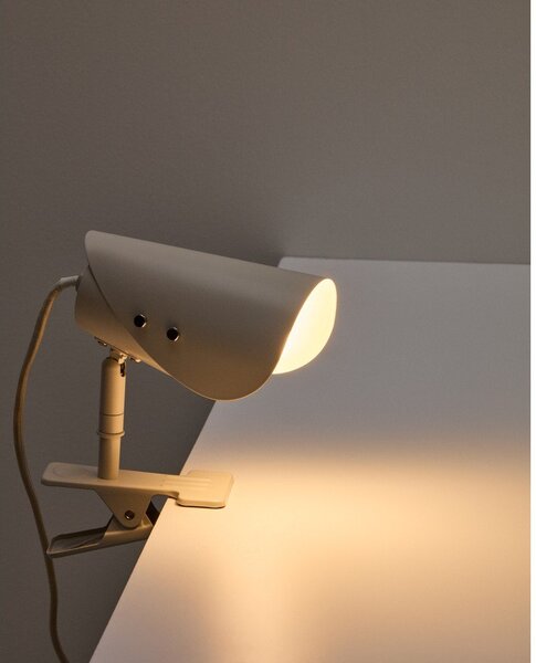 Světle šedá kovová stolní lampa s klipem (výška 16 cm) Jula – Kave Home