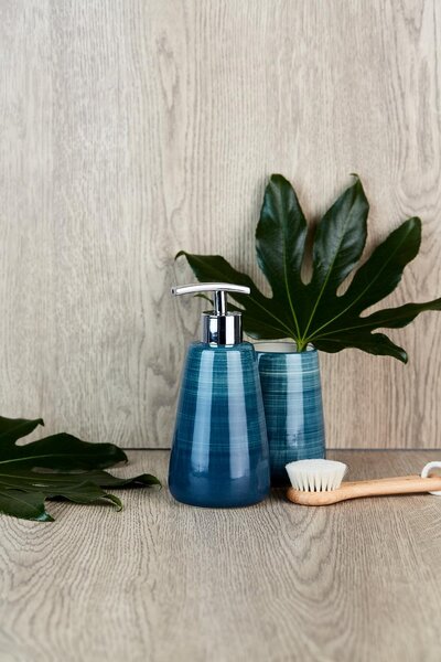 WENKO E2X Kelímek na zubní kartáčky, model Pottery – nadčasově krásný kelímek z vysoce kvalitní keramiky, ručně malovaný, ideální do koupelny a na toaletu pro hosty, Ø 8 x 11 cm, barva petrol