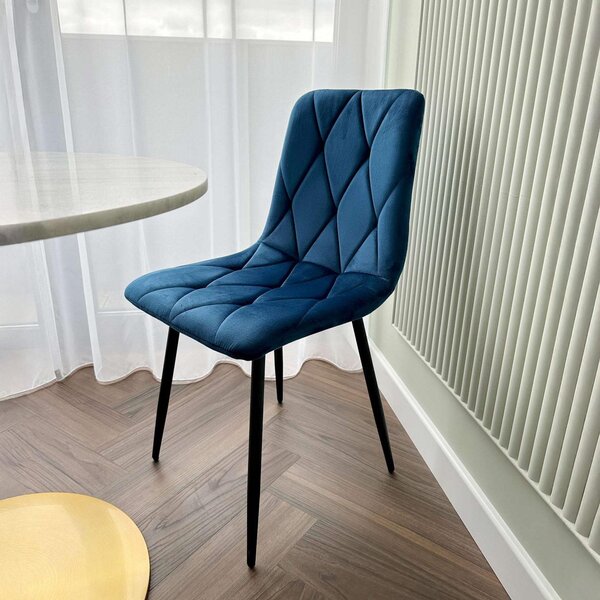 Sametové křeslo Madison modré čalouněné glamour designem