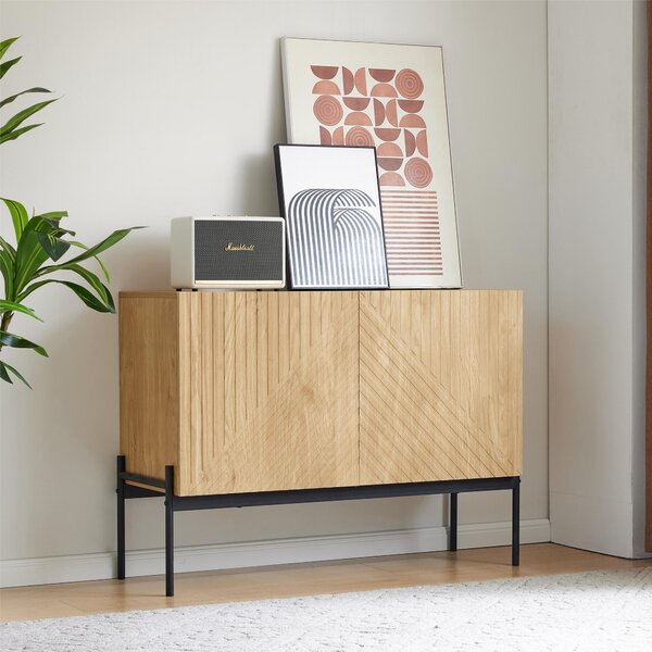 Příborník Sweiko se 2 dvířky a kovovými nožkami, bufet, komoda s lineárním designem, rozměry: v 75 cm / š 100 cm / hl 40 cm