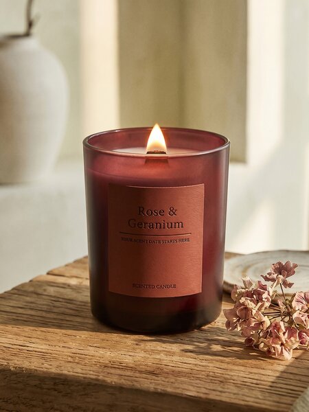 Sinsay - Vonná svíčka s přídavkem sójového vosku Rose and Geranium - světle fialová