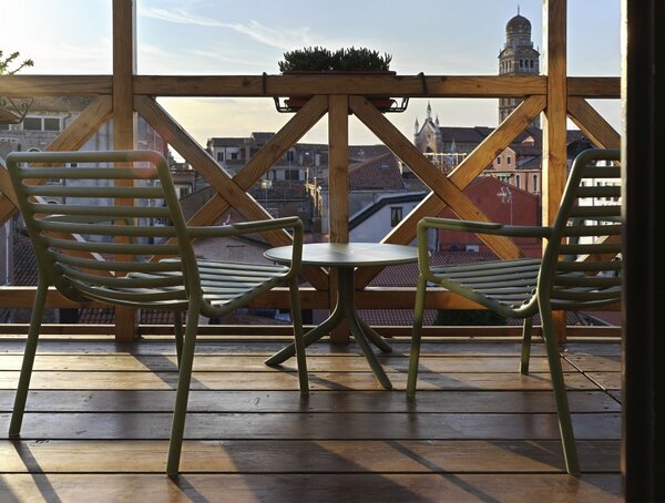 Křesílko DOGA RELAX – moderní polypropylenové křeslo pro venkovní použití polypropylen fg marsala