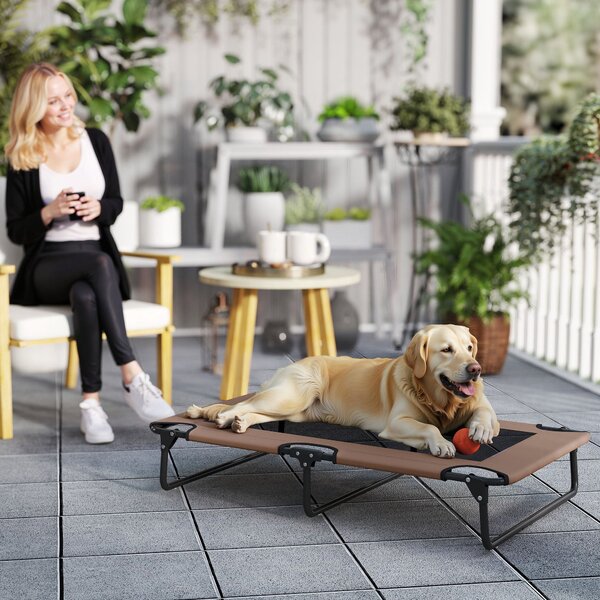 PawHut Zvedená Skládací Psí Postel, Venkovní Psí Lehátko s Mřížkovým Designem, Prodyšné, pro Velké Psy Káva Oxford 107 x 61 x 20 cm | Aosom