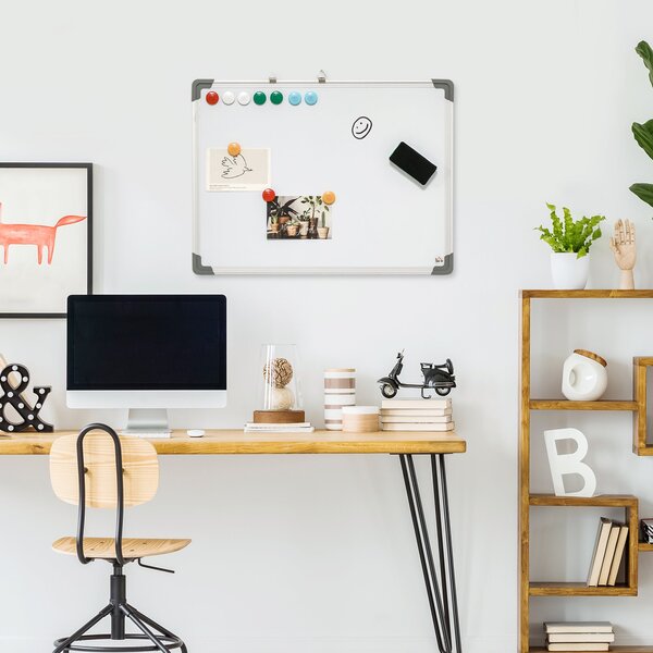 HOMCOM Magnetická tabule s bílou plochou – 4 fixy, 1 guma, 10 magnetů, stojan, montáž na zeď, snadno stíratelná, 60 x 1,8 x 45 cm | Aosom