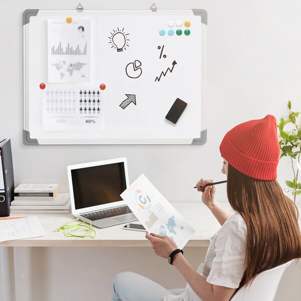 HOMCOM Magnetická tabule s bílou plochou – 4 fixy, 1 guma, 10 magnetů, stojan, montáž na zeď, snadno stíratelná, 60 x 1,8 x 45 cm | Aosom