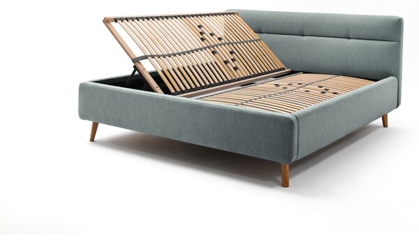 Světle modrá čalouněná dvoulůžková postel s úložným prostorem s roštem 180x200 cm Lotte – Meise Möbel