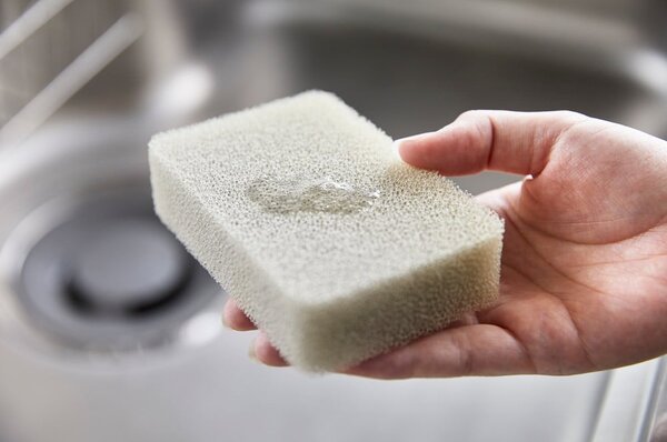 Černý dávkovač saponátu Yamazaki Tower, 250 ml