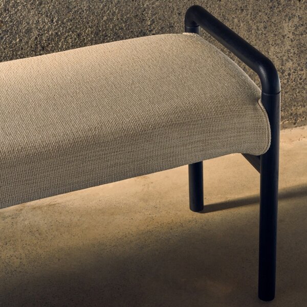 Černá dubová lavice Kave Home Macaret 120 cm