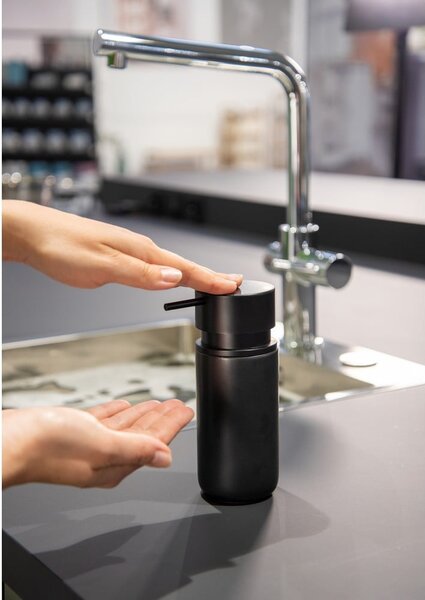 Černý keramický dávkovač mýdla Wenko Black Outdoor Kitchen Silo