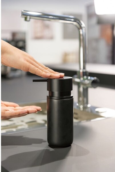 Černý keramický dávkovač mýdla Wenko Black Outdoor Kitchen Silo