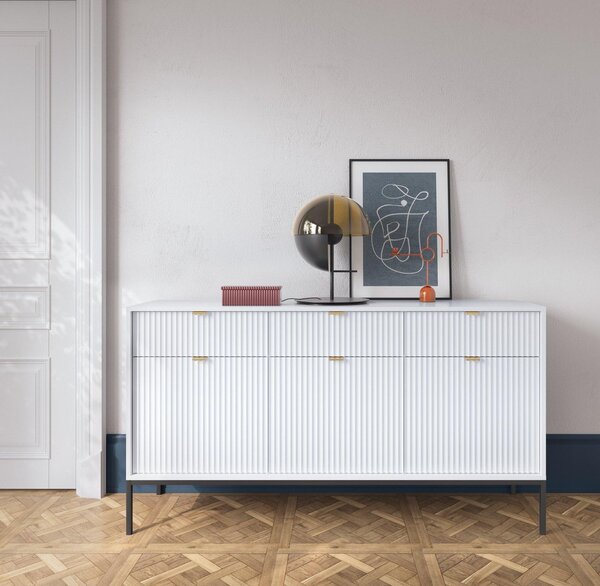 Bílá komoda se zásuvkami, moderní design, výška 154 cm, vhodná do obývacího pokoje