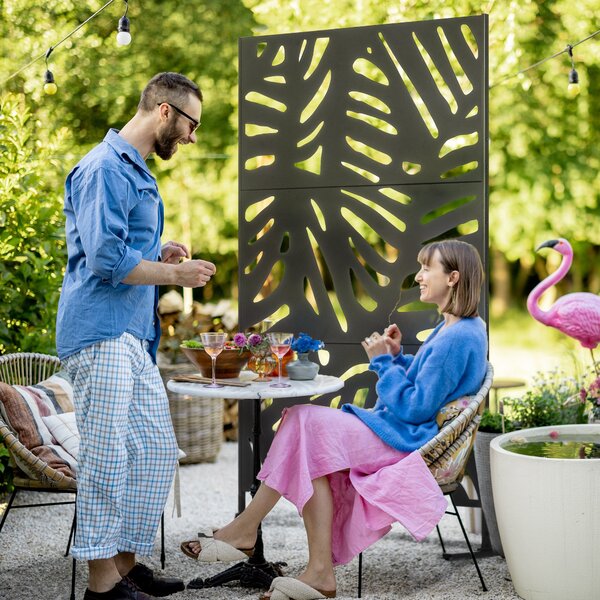 Zahradní závěs Outsunny 122 x 198 cm - balkonový závěs se stojanem, příčka, rozdělovací panel s listovým vzorem pro terasu, zahradu, ocel, černý | Aos