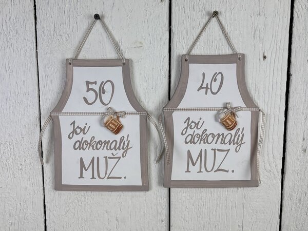 Keramická dekorace (cedulka) na zeď ve tvaru zástěry Velikost: 40