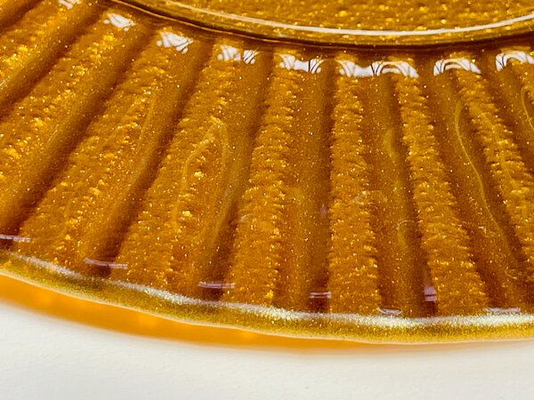 NUBIS designový kulatý skleněný talíř d30 cm dekorovaný zlatou barvou