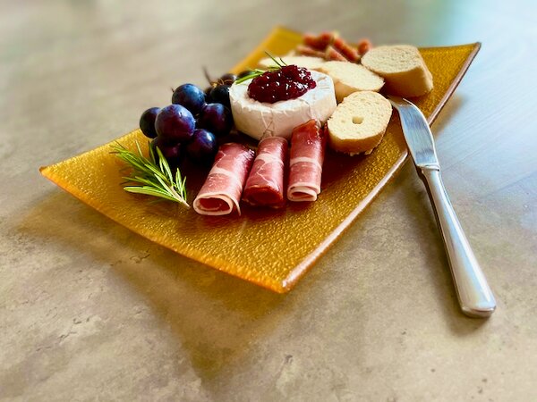 PROVINO skleněný servírovací talíř na camembert/hermelín 30 x 22 cm zlatá dekorace