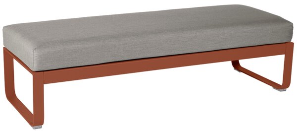 Šedohnědá čalouněná lavice Fermob Bellevie 148 cm se zemitě červenou podnoží