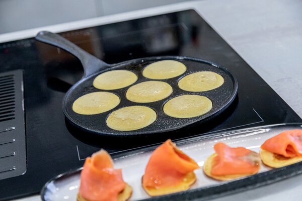 Pánev na lívance KitchenCraft litinová 7 otvorů KCBLINIS