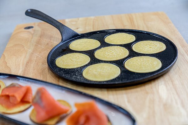 Pánev na lívance KitchenCraft litinová 7 otvorů KCBLINIS