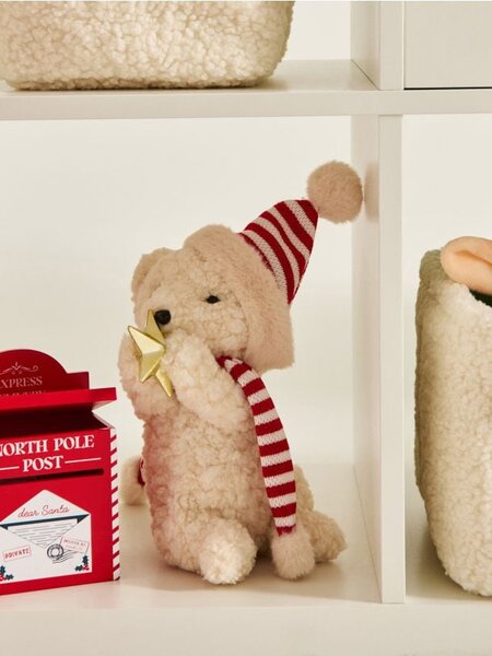 Sinsay - Vánoční dekorace – medvěd v čepici Santa Clause - červená
