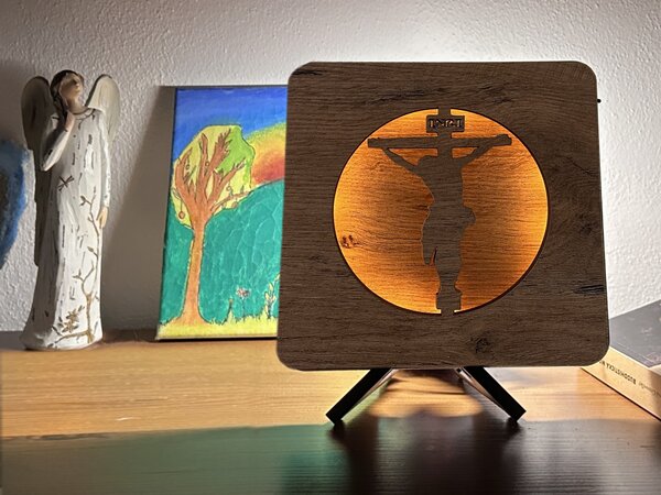"Ježíš na kříži s pulzujícím světlem" lampa 19x19cm provedení povrchu: dub