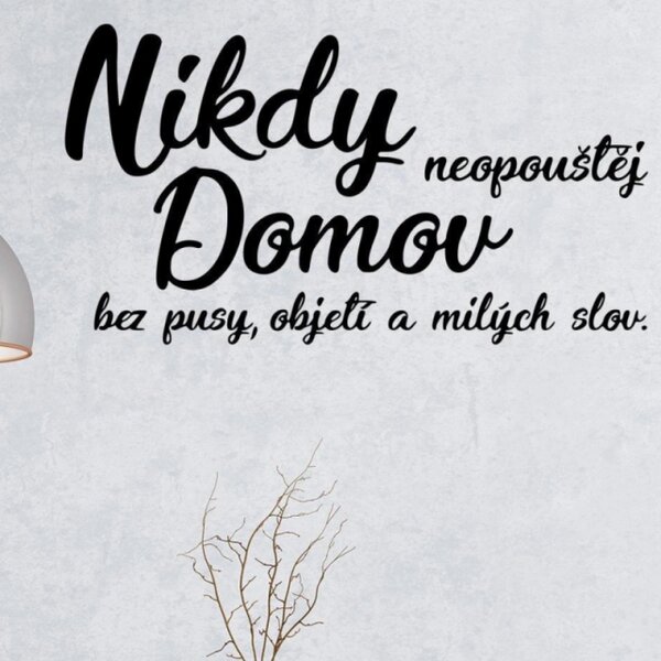 Samolepka Nikdy neopouštěj domov bez pusy, objetí a milých slov