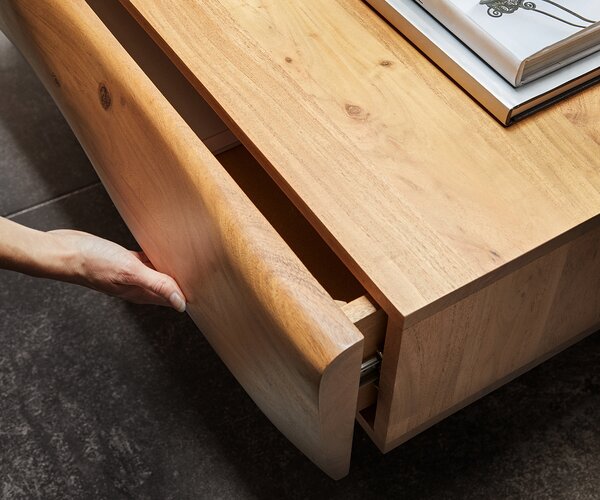 DELIFE Konferenční stolek New Live-Edge 80x60 cm akácie přírodní 2 zásuvky závěsná kovová podnož černá