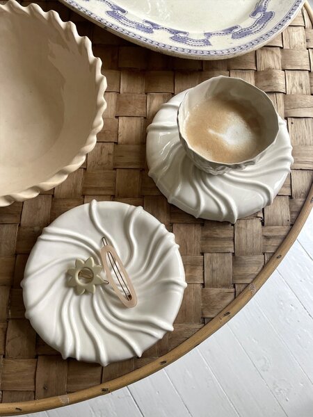 Atelier Marée Porcelánový hrnek Tides - White ATM101