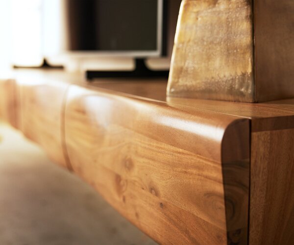 DELIFE TV stolek New Live-Edge 240 cm akácie přírodní 4 zásuvky závěsný