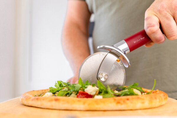 Kráječ na pizzu KitchenAid Classic Collection 23,5 cm červená KHA113OHEREG