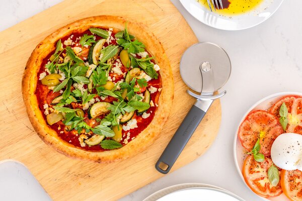Kráječ na pizzu KitchenAid Classic Collection 23,5 cm šedá KHA113OHCHGG